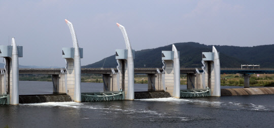 정부가 4대강 6개 보 수문을 개방한 1일 오후 경남 창녕군 합천창녕보에서 낙동강물이 힘차게 흐르고 있다. 합천창녕보 개방 수위는 10.5ｍ에서 9.5ｍ로 낮춘다.